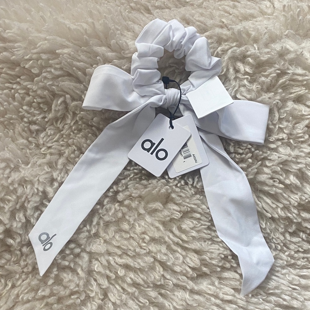 ALO Yoga Elegant White Hair Scrunchie with Bow